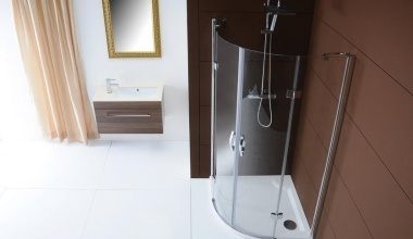 Bezrámové sprchové kouty: Moderní design a jednoduchá údržba