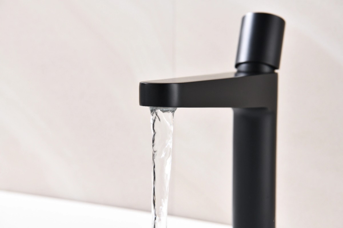 Umyvadlová stojánková baterie Loreta – nízká – černá matná – 423538